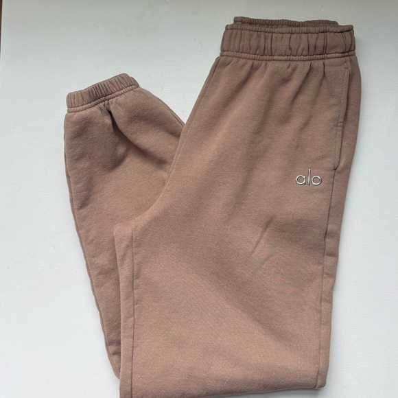 ALO Accolade Sweatpants and Crewneck Pullover -Toasted Almond - Picture 4 of 15